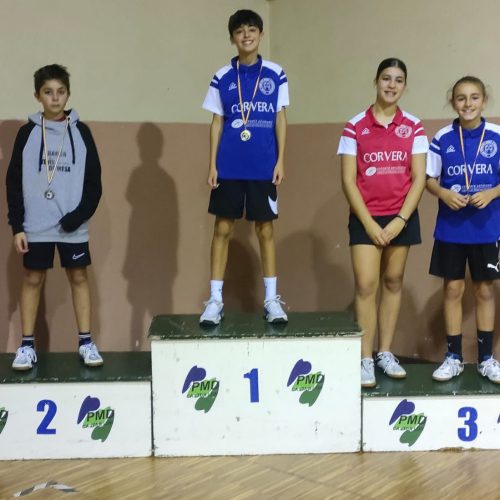 Celebración primer piramidal jóvenes mixto